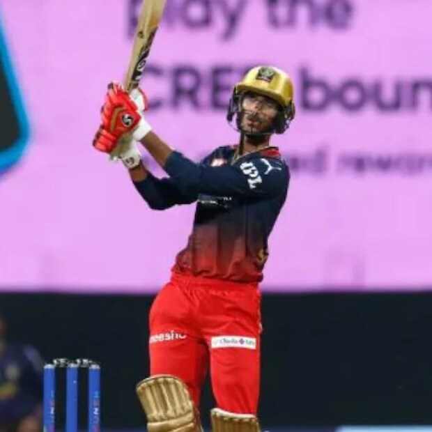 ফাফ এদিন বলেন, রোগা বলে অনেকে ভেবেছিল, শাহবাজ লম্বা ছক্কা মারতে পারবে না। ও সবাইকে ভুল প্রমাণিত করেছে। শাহবাজ বোলার ও ব্যাটার হিসেবে দুর্দান্ত। কিছু ক্ষেত্রে ও ব্যাটার হিসেবে বেশি নাম করবে হয়তো। 