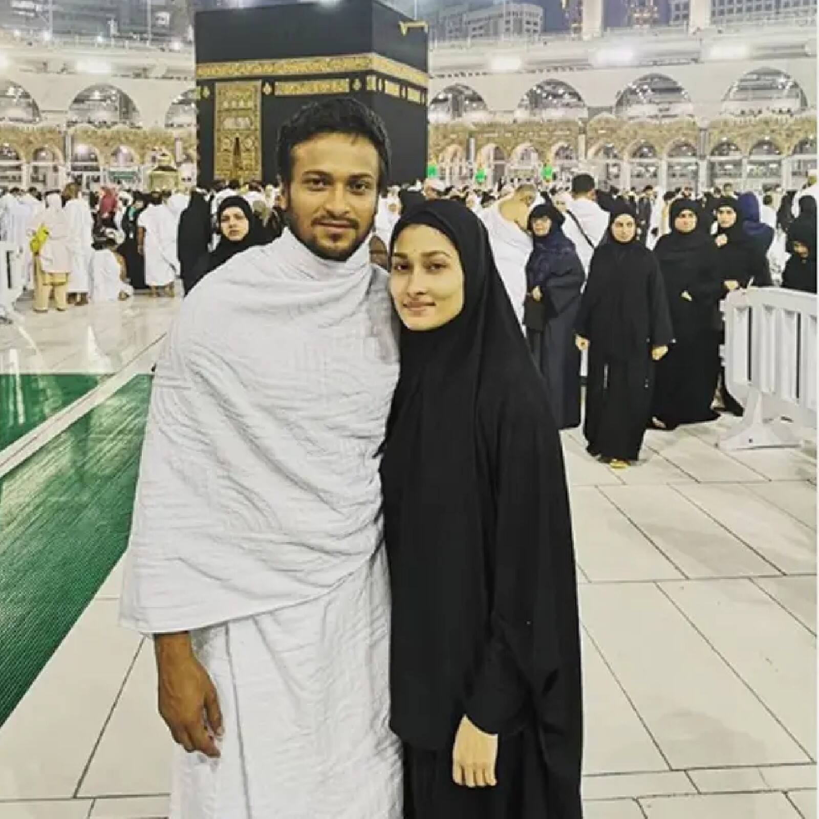 শাকিবের স্ত্রী শিশির অবশ্য শেষ মুহূর্ত পর্যন্ত মায়ের সঙ্গেই ছিলেন।