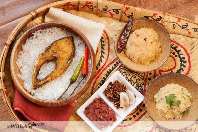 পান্তা-ইলিশ: নানা ধরনের মাছ-মাংসের পদ এবং দই-মিষ্টি ছাড়া বাঙালির উৎসব-পার্বণ বড়ই ম্লান। তাই মাছ-মাংসের এলাহি পদ তো থাকবেই, সঙ্গে রসনাতৃপ্তি করবে পয়লা বৈশাখ স্পেশাল পান্তা ভাতও! তাই নববর্ষের স্পেশাল খানা হতে পারে পান্তা ভাত। একেই প্রচণ্ড গরম। আর আমরা সকলেই মোটামুটি জানি, গরমের খর তাপে শরীর ঠান্ডা রাখতে পান্তা ভাতের জুড়ি মেলা ভার! তাই নববর্ষের দিনে চেখে দেখা যেতে পারে পান্তা ভাত। সঙ্গে থাকুক আলু চোখা অথবা কোনও সুস্বাদু ভর্তা। আর ইলিশ ভাজা থাকলে তো কথাই নেই! জাস্ট জমে যাবে বছর শুরুর দিনটা!