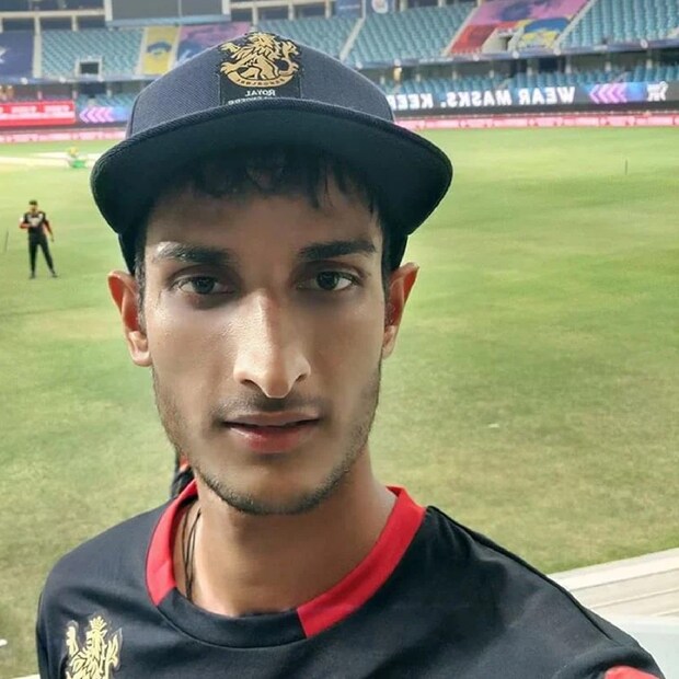 শাহবাজ ছাড়া দীনেশ কার্তিকেরও প্রশংসা করলেন ফাফ। আরসিবি অধিনায়ক জানিয়েছেন, এদিন গেমচেঞ্জার হিসেবে খেলেন কার্তিক। 