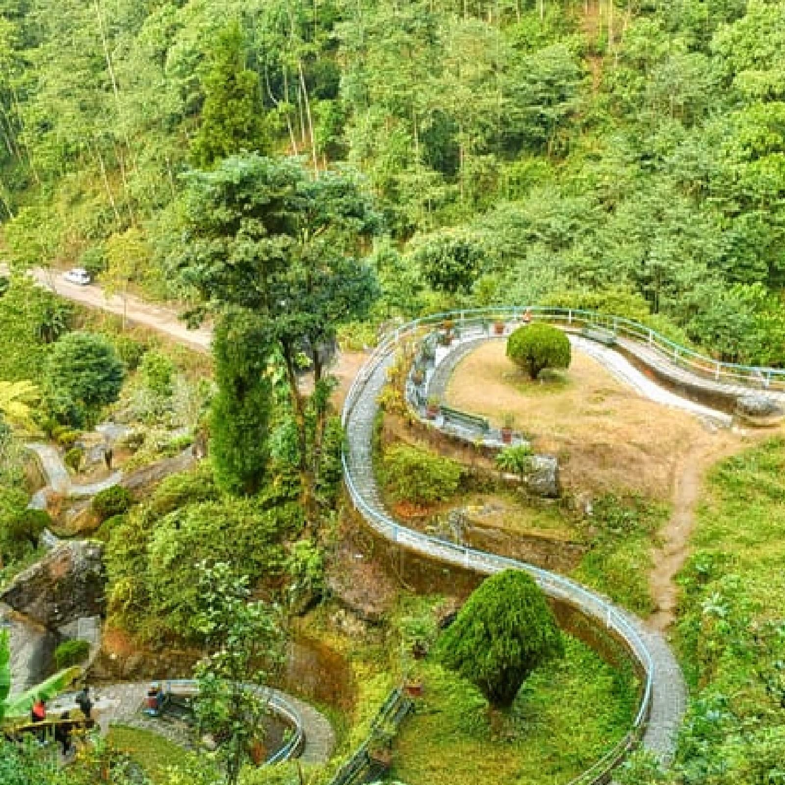 রক গার্ডেন। চারপাশে সবুজ আর একটি অসাধারণ জলপ্রপাত দেখার মতো।