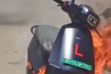 এবার ইলেকট্রিক স্কুটারে আগুন লাগলে কোম্পানির রক্ষে নেই! সতর্ক করল কেন্দ্র