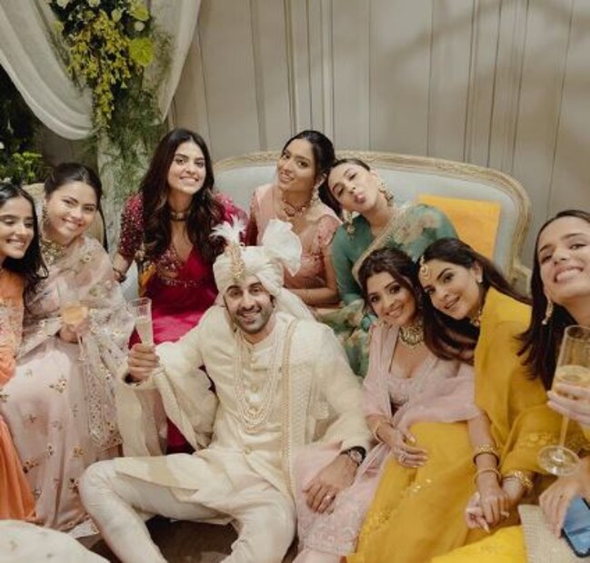 অনেকেই আবার এই ফাঁকে রণবীরের ক্যাসানোভা ইমেজের প্রসঙ্গ টেনে এনেছেন। কেউ বলছেন, রণীবর বদলাননি। একই রকম আছেন। 