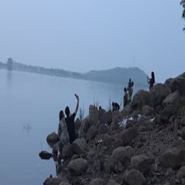 দেখতে পাওয়া যায় একটি লাল রঙের হিরোহোন্ডা বাইক। সেটি তারা নিয়ে যান গ্রামে। প্রাথমিক অনুমান কয়েকমাস আগে বন্যায় অজয়ের বাঁশের নড়বড়ে মাচা ভেঙে তলিয়ে যায় দুই ব্যক্তি ও বাইক। 