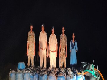 বিপুল চোলাই মদ উদ্ধার