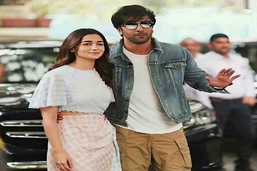 ছবিতে দুজনেরই পরনে সাদা৷ আলিয়াকে আগলে রেখেছেন রণবীর৷