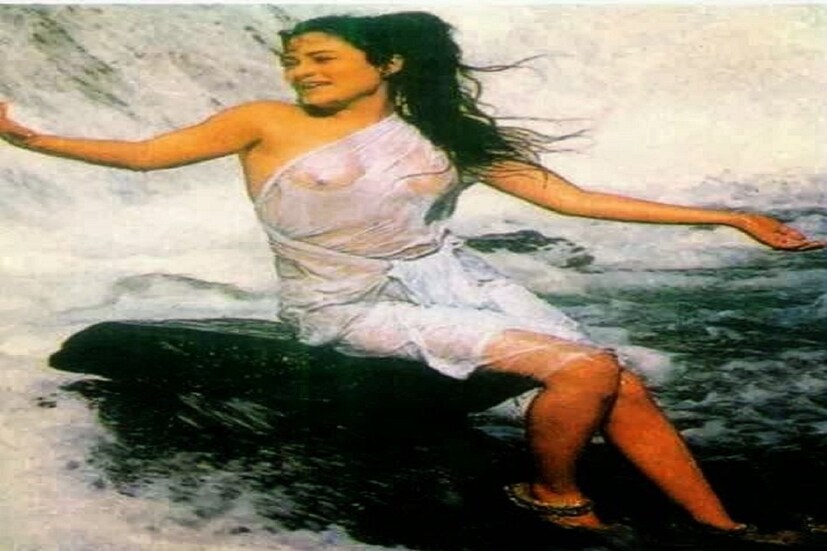 'রাম তেরি গঙ্গ মইলি'। এই ছবির নাম কে না জানে! প্রজন্মের পর প্রজন্ম এই ছবিকে মনে রেখেছে শুধু মাত্র অভিনেত্রী মন্দাকিনির জন্য। সে সময়ে ওই রকম বোল্ড লুকে তাঁকে দেখা গিয়েছিল। যা ছিল চর্চার বিষয়। photo source collected