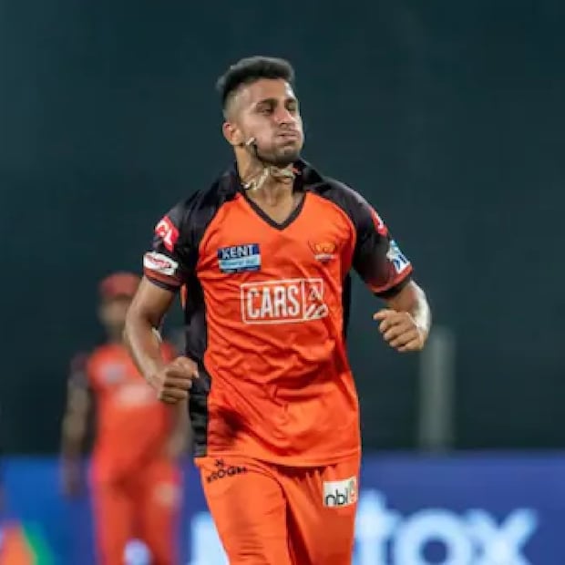 ১৫০ কিমি প্রতি ঘণ্টা গতিতে বোলিং। তার উপর লাগাতর উইকেট তুলে নিচ্ছেন। আইপিএল ২০২২- এর সেরা আবিষ্কার উমরান মালিক।