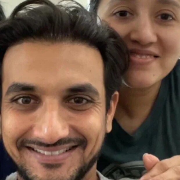 আইপিএলের মাঝেই বোনকে হারালেন আরসিবির তারকা বোলার হর্ষল প্যাটেল। শনিবার ম্যাচ খেলে ওঠার পরই বোনের মৃত্যুর খবর পান তিনি। 