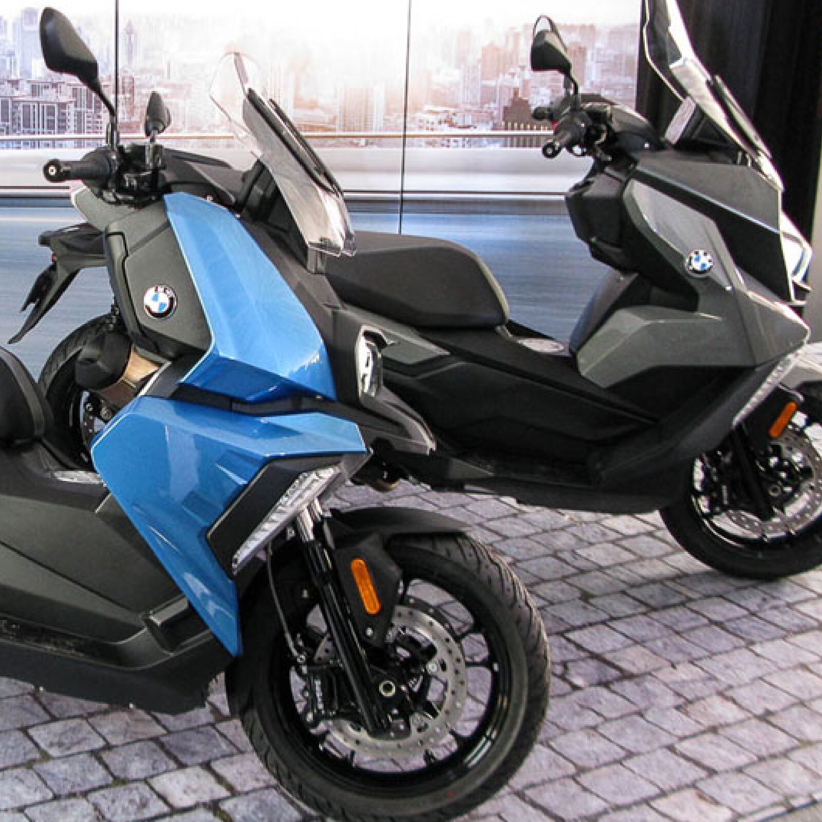 BMW কিছুদিন আগেই ভারতের বাজারে তাদের C 400 GT স্কুটার লঞ্চ করেছে। খুবই পাওয়ারফুল এই স্কুটার। এই স্কুটারের ইঞ্চিন ৩৫ বিএইচপি পাওয়ার ও ৩৪ এন এম পিক টর্ক জেনারেট করবে।