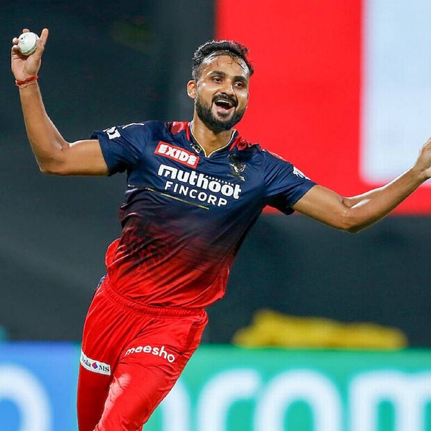 আরসিবির জার্সি গায়ে আকাশ দীপ পাঁচ ম্যাচে ৫টি উইকেট পেয়েছেন। তবে তাঁর ইকোনমি রেট ১০.৮৮। যা কি না আরসিবি বোলারদের মধ্যে সব থেকে বেশি।