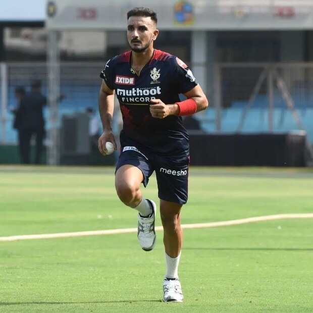 মঙ্গলবার চেন্নাইয়ের বিরুদ্ধে ম্যাচে হর্ষলের বোনকে শ্রদ্ধা জানাতে আরসিবির ক্রিকেটাররা কালো ব্যান্ড পরে মাঠে নামেন। 