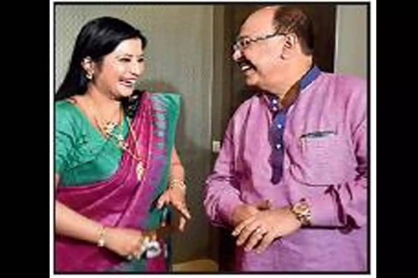 সোমবার ২৫ এপ্রিল ছিল বৈশাখী বন্দ্যোপাধ্যায়ের জন্মদিন। বান্ধবী বৈশাখী বন্দ্যোপাধ্যায়ের জন্মদিন বলে কথা, সেটাকে স্পেশ্যাল না করে তুললে চলে নাকি? আর দিনটা ধুমধাম করে পালন করতে বিশেষ উদ্যোগ যিনি নিয়েছিলেন তিনি আর কেউ নন, বিশেষ বন্ধু শোভন চট্টোপাধ্যায়। আগের দিন রাত ১২টা থেকেই শুরু হয়ে যায় সেলিব্রেশন। সেই উদযাপন চলে গোটা জন্মদিন জুড়েই। আর তার পরতে পরতে ছিল বিশেষ বিশেষ মুহূর্তের সমাহার।