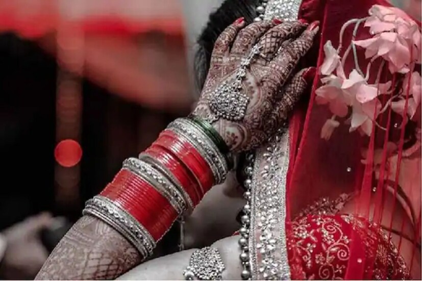 নিজের স্ত্রীকে দিয়ে পতিতাবৃত্তি করাত খোদ স্বামীই। স্ত্রীকে পর-পুরুষের সঙ্গে সম্বন্ধ করতে বাধ্য করত স্বামী। শুধু তাই নয় এর জন্য তিনি নিজেই নিতেন গ্রাহকদের বুকিং।
