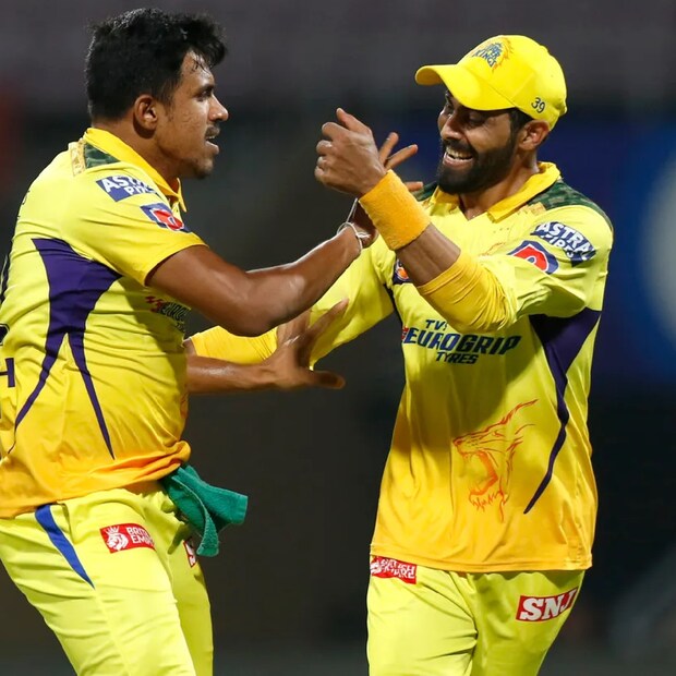 মহেশ ঠিকসানা ও রবীন্দ্র জাদেজা নাজেহাল করে ছাড়লেন অরসিবির ব্যাটারদের। মহেশ পেলেন চার উইকেট। জাদেজা তিনটি।
