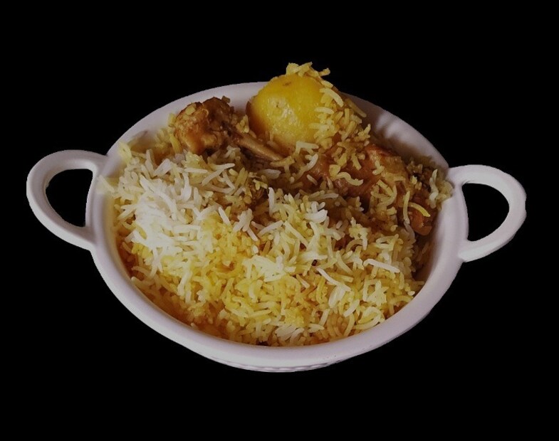  আরেকটি গল্পও শোনা যায়! ইতিহাসবিদদের একাংশের মত, কলকাতায় বিরিয়ানি প্রথম তৈরি হয়েছিল গরিব শ্রমিকদের খাওয়ার জন্যই। তখন আওয়াধের নবাব আসফ-উদ-দৌলার রাজ, বড়া ইমামবড়া তৈরির কাজ চলছে। প্রায় হাজার কুড়ি নির্মাণ শ্রমিক কাজ করছিলেন সেখানে। তাঁদের ভরপেট খাবার চাই ! তাই এরকম একটি খাবারের পরিকল্পনা করা হল, যেখানে চাল মাংস সবজি সব একসঙ্গেই থাকবে, কাজেই আলাদা আলাদা রান্নার ঝামেলা নেই, অথচ শ্রমিকদের পেট-ও ভরবে, খরচা ও সময়, দুটোই বাঁচবে! 