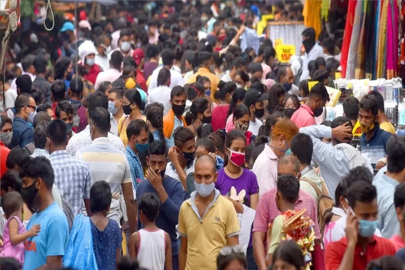 ইতিমধ্যে হরিয়ানার মুখ্যমন্ত্রী মনোহরলাল খট্টর শনিবারই ঘোষণা করে দিয়েছেন, হরিয়ানায় পাবলিক প্লেসে নিয়মিত মাস্ক আবারও পরতে হবে৷ করোনা যাতে আগের মতোই ছড়িয়ে না পড়তে পারে, সেই কারণেই সরকারের তরফ থেকে এই সিদ্ধান্ত নেওয়া হয়েছে৷ 