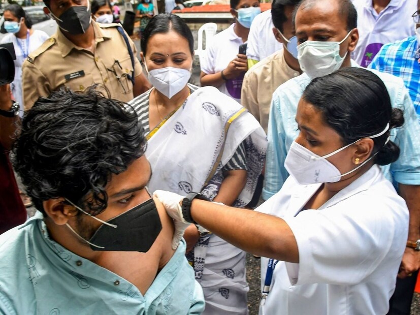 সংক্রমণের হারের সঙ্গে পাল্লা দিয়ে বাড়ছে অ্যাকটিভ করোনা রোগীর সংখ্যাও। চিন্তায় রাখছে কলকাতা, উত্তর ও দক্ষিণ ২৪ পরগনার ছবিটা। এমন পরিস্থিতিতে প্রতিটি রাজ্যকে টেস্টিং ও টিকাকরণে জোর দিতে বলেছে কেন্দ্র।
