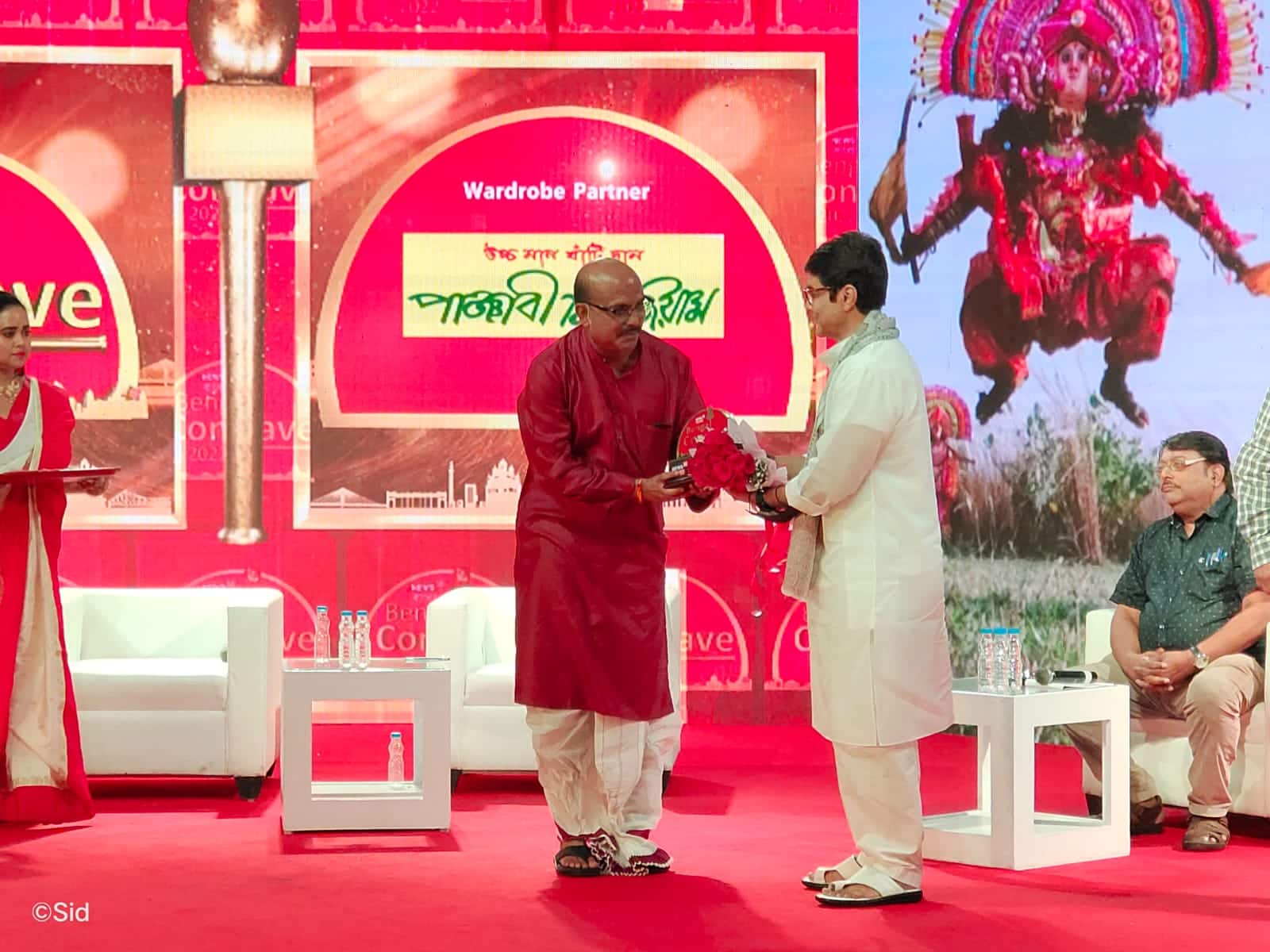 প্রসেনজিৎ চট্টোপাধ্যায়কে স্বাগত জানাচ্ছেন বিশ্ব মজুমদার।