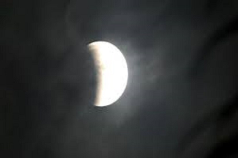 তাই এই গ্রহণের নির্ঘণ্ট মানতে হবেনা ৷ বছরের প্রথম চন্দ্রগ্রহণ (Solar Eclispe 2022) ১৬ মে ২০২২ সকাল ৭.৫৮ থেকে শুরু হবে চলবে বেলা ১২টা পর্যন্ত ৷ প্রতীকী ছবি ৷