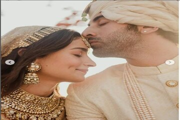ইটস অফিশিয়াল! আলিয়া এখন কাপুর খানদানের বৌমা, রণবীর ভাট-দের জামাই ইটস অফিশিয়াল! আলিয়া এখন কাপুর খানদানের বৌমা, রণবীর ভাট-দের জামাই