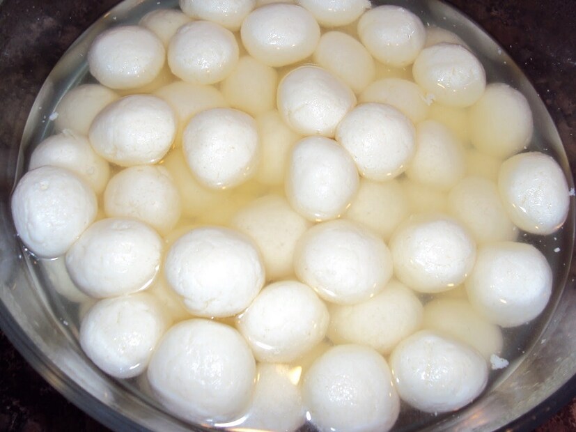 এবার রসগোল্লার রস বানানোর জন্য একটি পাত্রে তিন কাপ জলে দুই কাপ চিনি এবং কয়েকটি এলাচ দানা দিয়ে ফোটান। ভালোভাবে ফোঁটাতে হবে যতক্ষণ না রসগোল্লার রসের মতো হয়ে আসে। এবার ছানা মিহি পেস্ট হয়ে গেলে ছোট ছোট টুকরো গোল গোল করে নিন রসগোল্লার আকারে। photo source collected