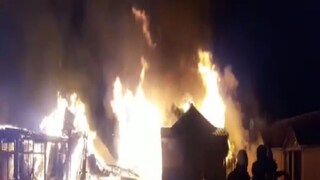 হাউসবোটে ভয়াবহ আগুন