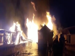 হাউসবোটে ভয়াবহ আগুন