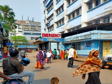 হাসপাতালের অমানবিকতার নজির