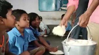 ডিম-মাছ অতীত, মিড-ডে মিলে পড়ুয়াদের পাতে শুধুই সবজি ভাত