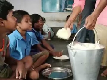 ডিম-মাছ অতীত, মিড-ডে মিলে পড়ুয়াদের পাতে শুধুই সবজি ভাত