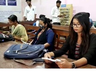 পড়ুয়াদের বইমুখী করতে দারুণ উদ্যোগ জেলার এই কলেজে
