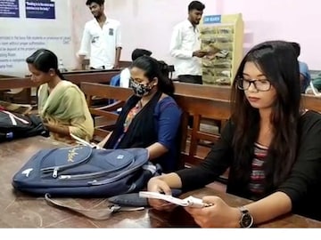 পড়ুয়াদের বইমুখী করতে দারুণ উদ্যোগ জেলার এই কলেজে
