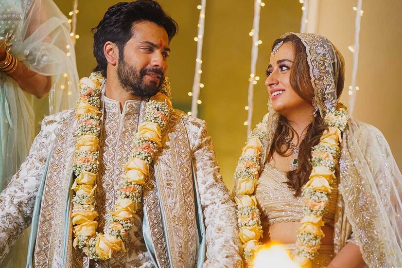 প্রচারের আলো থেকে সম্পূর্ণ সরে গিয়ে বিয়ের পিঁড়িতে বসেছিলেন বরুণ ধাওয়ান ও নাতাশা দালাল। আজ বরুণের জন্মদিনে তাঁদের কিছু মুহূর্ত দেখে নেওয়া যাক। 