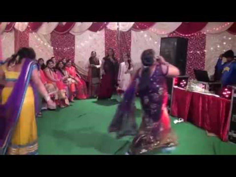 ভিডিওটি শুরু হওয়ার সঙ্গে সঙ্গেই আন্টি অন্য একজন মহিলাকে তার সঙ্গে নাচতে টেনে নেয় এবং তারপরে তার হাতে একটি বোতল নিয়ে মাটিতে গড়াগড়ি দিতে থাকে। মহিলাটি পালানোর চেষ্টা করলেই আবার তাঁকে টেনে আনে। তাঁর সঙ্গে নাচ করার জন্য জোরাজুরি করতে থাকেন।