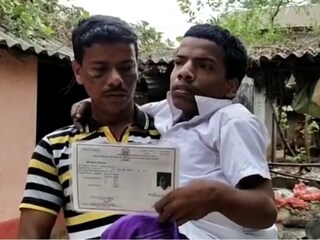 কোমর থেকে পা পুরোটাই অচল! প্রতিবন্ধকতাকে দূরে ঠেলে চাকরির স্বপ্ন দেখে উচ্চমাধ্যমিক পরীক্ষার্থী মুজিবুর 