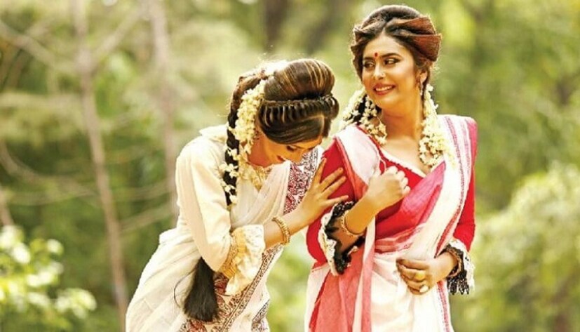 কোমর বন্ধনী এ প্রথাও কিন্তু নতুন বলা যায় না। আগেকার দিনে বাঙালি রমণীর কোমর জুড়ে থাকত চন্দ্রহার। সোনার অথবা রুপোর। সে প্রথা ক্রমশ বিলুপ্ত হলেও ফিরছে নতুন করে। তবে কোনও ধাতুরই হতে হবে তার কোনও মানে নেই। বরং যে বেল্টটা প্রতিদিন জিনসের সঙ্গে জড়িয়ে থাকে, সেটিকেই বেছে নিতে পারি আমরা বিশেষ দিনের শাড়ির সঙ্গে। আঁচল সামনে থাক বা পিছনে, ডান কাঁধে বা বাঁ কাঁধে, কোমরে বেঁধে নেওয়া যাক বেল্ট। তবে বেল্টের সঙ্গে মানিয়ে নিয়ে পরতে হবে ব্লাউজ এবং জুতো ও অন্য গয়নাগাটি। যেমন সাধারণ চামড়ার বেল্ট হলে পায়ে একখানা স্নিকার মানিয়ে যায় অনায়াসে। আবার জুতো, ব্লাউজে তেমন তেমন কারুকাজ থাকলে বেছে নিতে হবে, মানানসই ঝলমলে কোনও বেল্টই।