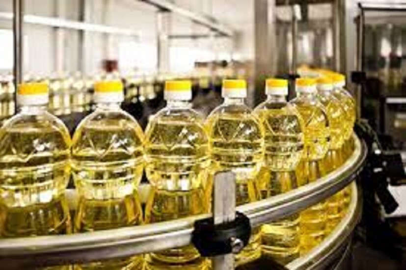 এরফলে সয়াবিন তেলের দামেও (Price of Soyabean Oil) এই প্রভাব লক্ষ্য করা গিয়েছে ৷ ঘরোয়া বাজারে সরষের তেলের দামে পতন হয়েছে ৷ প্রতীকী ছবি ৷ 