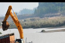 অজয় নদে বালি তুলতে গিয়ে আচমকা উল্টে গেল জেসিবি! কেতুগ্রামে দুর্ঘটনায় মৃত ২