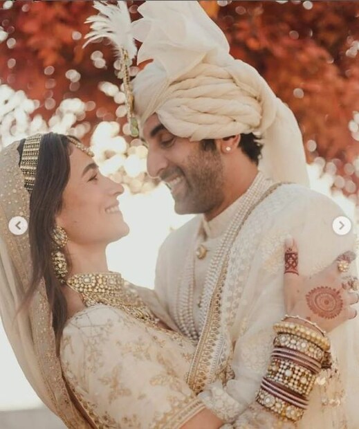 রণবীরের আলিয়ার বিয়ের মেনু শুনলেই জিভে জল চলে আসবে! তন্দুরি চিকেন থেকে ডাল মাখানি...কী আছে আর কী নেই! মেনুতে থাকছে ইটালিয়ান, মেক্সিকান, পঞ্জাবি, আফগানি খাবারও। থাকবে কাবাবের জন্য একটা বিশেষ কাউন্টারও। শুধু আমিষ খাবারই নয়। নিরামিষ খাবারেরও থাকবে ঢালাও বন্দোবস্ত।