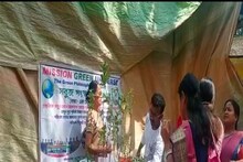 মায়ের শ্রাদ্ধানুষ্ঠানে নিমন্ত্রিতদের চারাগাছ দিলেন বহরমপুরের পরিবেশপ্রেমী