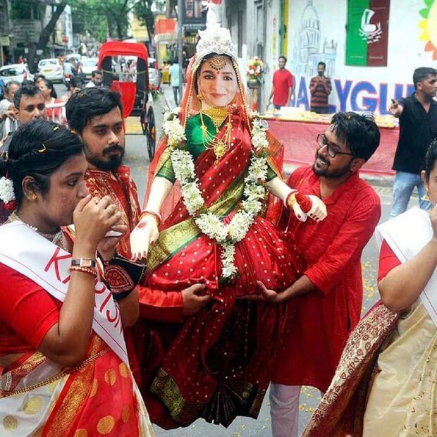 কলকাতায় বিয়ে হল রণবীর-আলিয়ার। অবাক হওয়ার মতোই খবর। কথা ছিল মুম্বইয়ের ‘বাস্তু’-তে গাঁটছড়া বাঁধবেন রণবীর আলিয়া। হিসাব মতো সঙ্গীত, মেহেন্দির আসরও ছিল মুম্বইতে। কিন্তু বিয়ে হল বালিগঞ্জের কৃষ্ণারাজ প্রাঙ্গণে। সঙ্গে ছিল পঞ্জাবী ভাংড়া ও টাপাটিনি। প্রিয় অভিনেতাদের বিয়ের আসরের সাক্ষী রইল রণবীর-আলিয়ার কলকাতার ফ্যানরা।