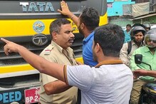 একইদিনে পরপর তিনটি দুর্ঘটনায় চাঞ্চল্য!মৃত ২, ট্রাফিক পুলিশকে ঘিরে বিক্ষোভ,ভাঙচুর একইদিনে পরপর তিনটি দুর্ঘটনায় চাঞ্চল্য!মৃত ২, ট্রাফিক পুলিশকে ঘিরে বিক্ষোভ,ভাঙচুর