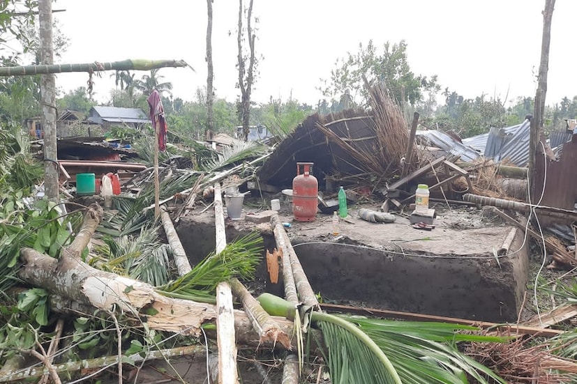 রবিবার রাতে ভয়াবহ ঝড়ে বিধ্বস্ত কোচবিহারের বিশাল এলাকা। কোচবিহার শহর, কোচবিহার ১ ও ২ নম্বর ব্লক, শুটকাবাড়ি, মোয়ামারি, মাথাভাঙাতে ঝড়ে একেবারে সব ওলটপালট হয়ে গিয়েছে। (Bangla News) 