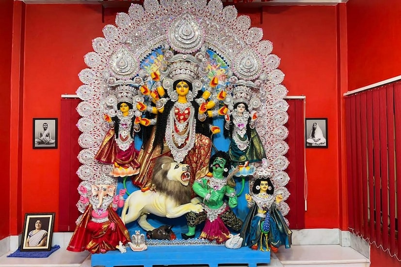 &quot;যা দেবী সর্বভূতেষু শক্তিরূপেণ সংস্থিতা নমস্তস্যৈ নমস্তস্যৈ নমস্তস্যৈ নমো নমো...&quot;। মন্ত্রটি কানে এলেই শরতের আকাশ, শ্বেতশুভ্র কাশফুলের মাথা দোলানোর কথা মনে পরে। তবে শিমূল-পলাশের কালেও যদি এক মন্ত্রোচ্চারিত হয়, সেই কাশজড়িত বাকের বাদ্যি সকাল সকাল বেজে উঠলে কেমন হয় বলুন তো? (Story & Image: Vaskar Chakraborty)