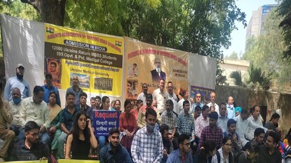 ইউক্রেন ফেরত পড়ুয়াদের বিক্ষোভ ইউক্রেন ফেরত পড়ুয়াদের বিক্ষোভ