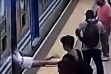 মাথা ঘুরে চলন্ত ট্রেনের নিচে মহিলা! তার পর যা হল, দেখে অবাক হবেন
