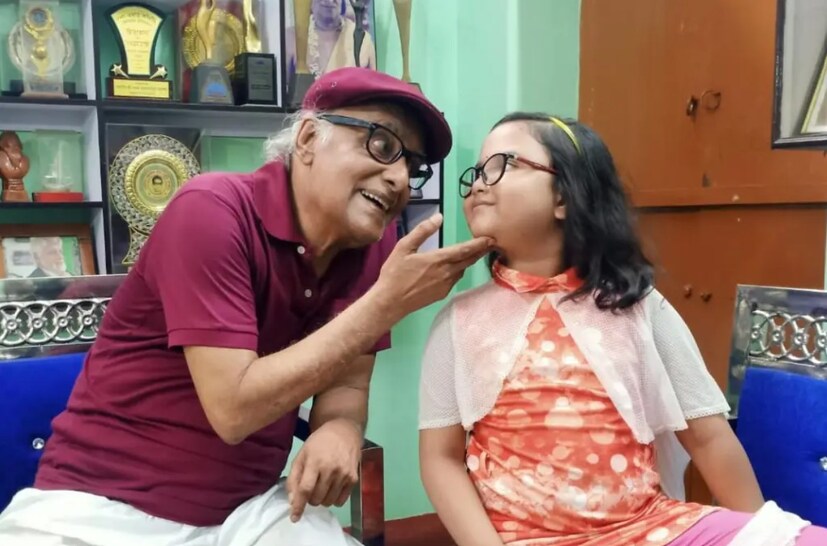 এই ছবির দ্বিতীয় আর্কষণ পরাণ বন্দ্যোপাধ্যায়ের নাতনি পৃথা। এই ছবিতে দাদুর সঙ্গেই প্রথমবার অভিনয়ে হাতেখড়ি হচ্ছে পৃথার। ইতিমধ্যেই পৃথাকে নিয়ে হইচই শুরু হয়েছে টলি পাড়ায়। 