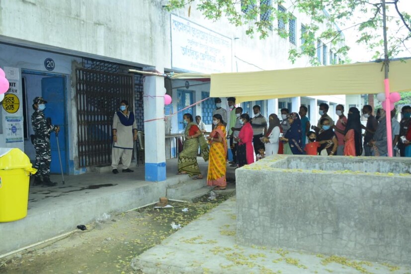 মূলত, ভোটদানে মহিলাদের উৎসাহ এবং আগ্রহ বাড়াতে নির্বাচন কমিশন পিঙ্ক পোলিং বুথের প্রচলন করেছে। এই বুথগুলিকে মডেল বুথও বলা হয়। সুসজ্জিত এই ভোটগ্রহণ কেন্দ্রগুলি গণতন্ত্রের উৎসব মহিলাদের অংশীদারিত্ব বাড়ানোর লক্ষ্যে নির্বাচন কমিশন তৈরি করেছে। (Story & Image: Nayan Ghosh)