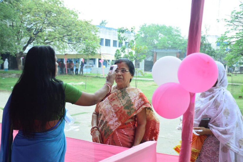 এই পিঙ্ক পোলিং বুথগুলি সম্পূর্ণভাবে মহিলা দ্বারা পরিচালিত হয়। অর্থাৎ এই বুথগুলিতে সমস্ত মহিলা ভোট কর্মী থাকেন। এমনকি এই বুথগুলিতে নিরাপত্তারক্ষী হিসেবে ব্যবহার করা হয় মহিলাদেরই। আসানসোল লোকসভা কেন্দ্রের উপনির্বাচনের বেশ কয়েকটি গোলাপি সাজের ভোটগ্রহণ কেন্দ্রের (Pink Polling Booth) ব্যবস্থা করা হয়েছে। আসানসোল কেন্দ্রে মোট সতেরোটি সম্পূর্ণ মহিলা দ্বারা পরিচালিত ভোটগ্রহণ কেন্দ্র রয়েছে। অর্থাৎ মোট পিঙ্ক পোলিং বুথের সংখ্যা ১৭ টি। (Story & Image: Nayan Ghosh)